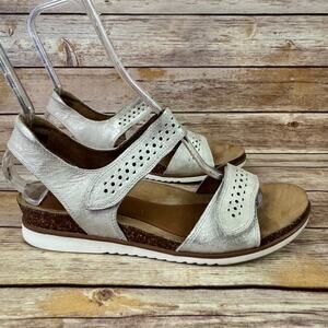 Cobb Hill Womens Metallic Gold Perforated Sandals Adjustable Strap Shoes 9.5